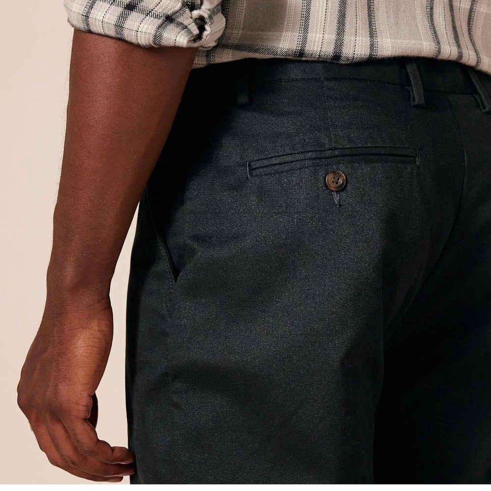 Amazon Essentials Mens Classic-Fit Wrinkle-Resistant Flat-Front Chino Pant Black